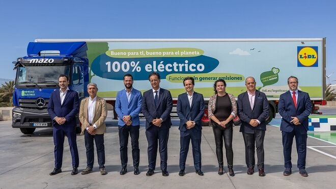 Daimler Truck entrega a Grupo Mazo dos camiones eléctricos que utilizará en sus operaciones para Lidl